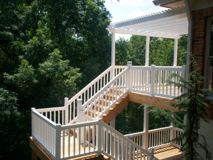 terasa na hodnikih, drevesa, leseno stopnišče, belo pobarvana lesena tenda, opečna fasada