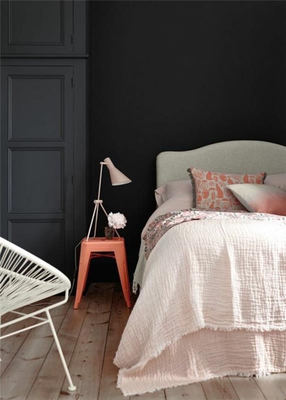 pastelinės rožinės ir šviesiai pilkos spalvos lova, juodos arba tamsiai pilkos spalvos miegamajame, šviesios medinės grindys, mažas naktinis stalas ir balta metalinė kėdė, kokios spalvos atrodo gerai su pilka