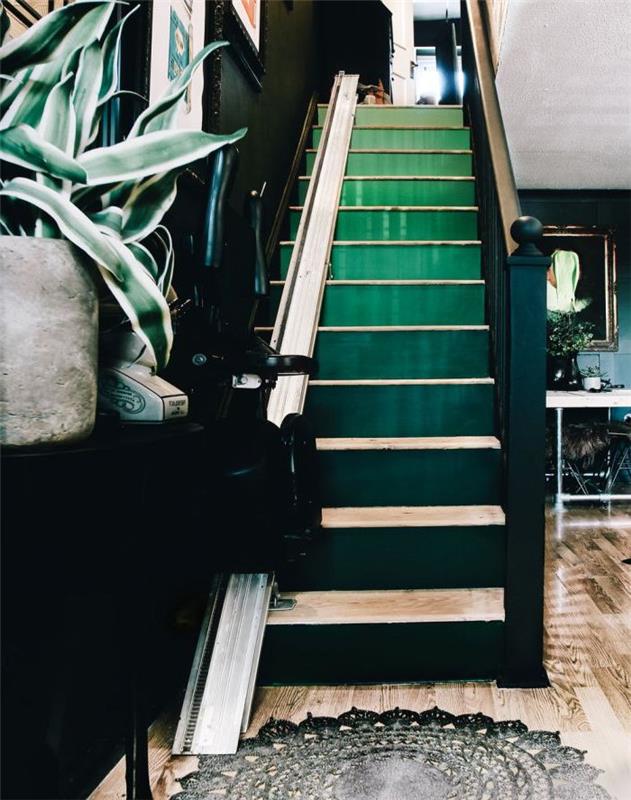 eklektično leseno stopnišče z dvižnimi vrati, pobarvanimi v smaragdno zeleni barvi