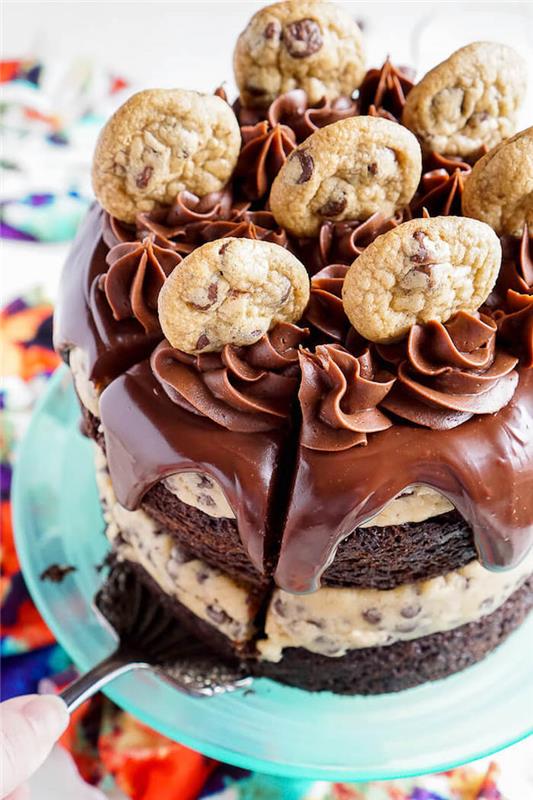 sausainių tešlos pyragas, šokoladinis glaistas ant viršaus, sausainiai ant viršaus, lengvas šokoladinių sausainių receptas, mėlyno pyrago stovas