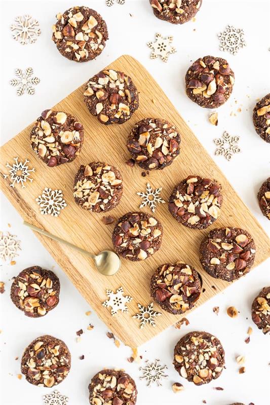 Enostaven božični piškotek z mletimi lešniki, zdrobljenimi lešniki, datlji in kakavom, recept za veganski božični piškotek