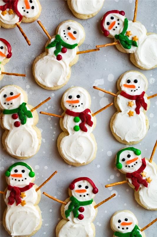 Božični piškotek z maslom in sladkorjem v obliki snežaka, kako okrasiti piškote s kraljevsko glazuro