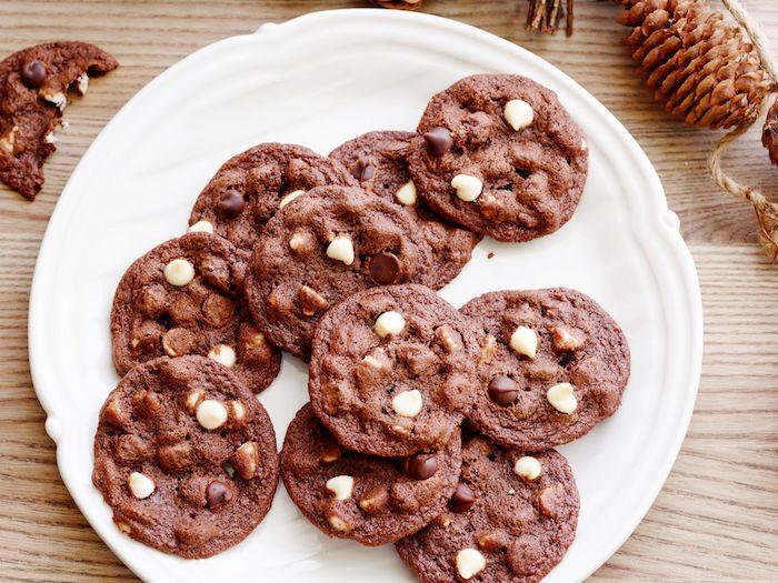 Ricetta biscotti classici, gocce di cioccolato bianco, piškoti s kakavom, piatto con dolci