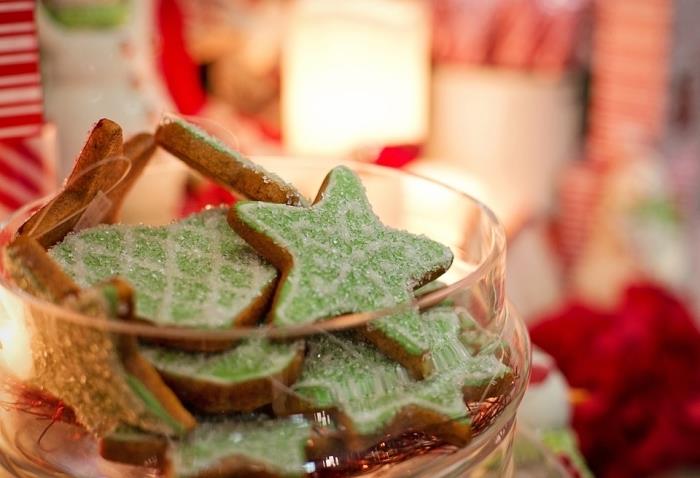 lepi piškoti v obliki zvezde, narejeni z božičnim rezalnikom za piškote, alzaškim cimetom in medenim bredelejem z okrasom iz zelenega sladkorja