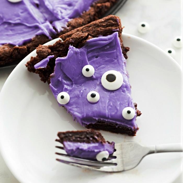 greitas desertas Helovino vakarienei, milžiniškas Helovino sausainių receptas su šokoladu ir purpurine glazūra