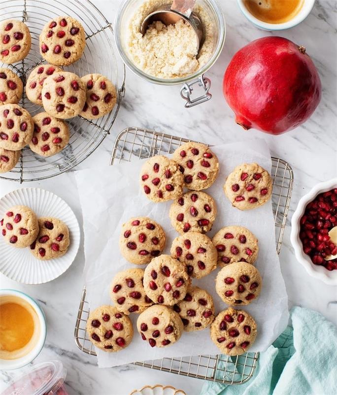 Piškotki con melograno, velocissimi biscotti, chicchi di melograno, farina di cocco