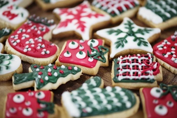 Recept za božični piškotek, modeli piškotov v obliki božičnega drevesa, narejeni z božičnim rezalnikom za piškote in barvno glazuro