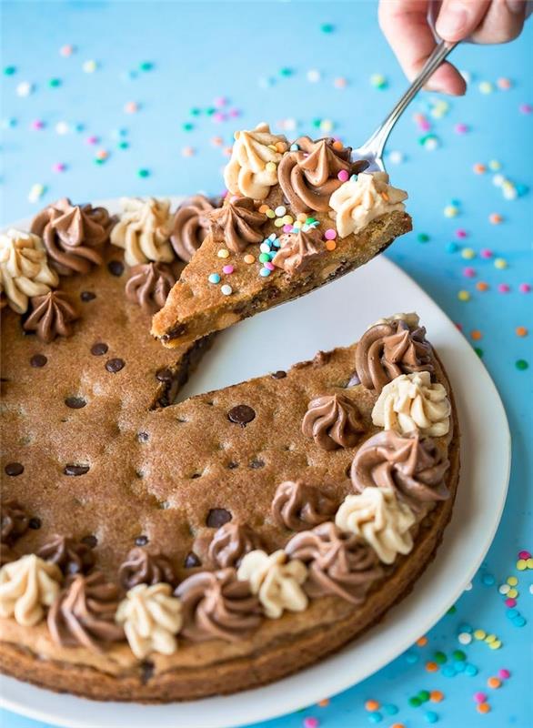 Torta con impasto per biscotti, torta con gocce di cioccolato, mousse colorata per torta