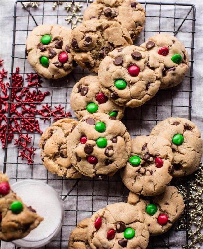 raudona ir žalia m ir ms, sausainiuose, minkšto šokolado sausainių receptas, išdėstytas ant juodo metalo bėgelio