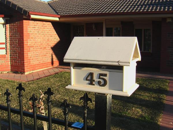 cool-deco-from-the-letter-box-in-white