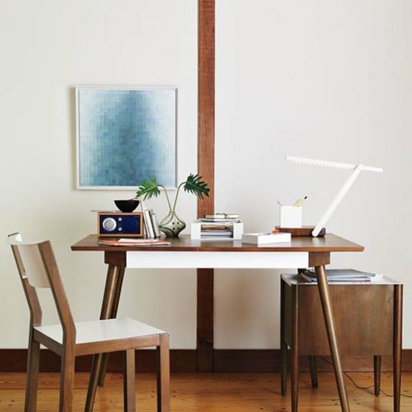 kul-skandinavski-dizajn-v-lesu-in-belem-s-mizo-in-stolom-v-preprostem in-elegantnem-dizajnu