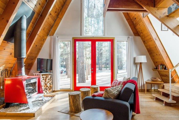 Bela in lesena deko z rdečimi detajli, kmečka kuhinja, lesena dekoracija, čarobna kmečka deko, moderna koča dnevna soba