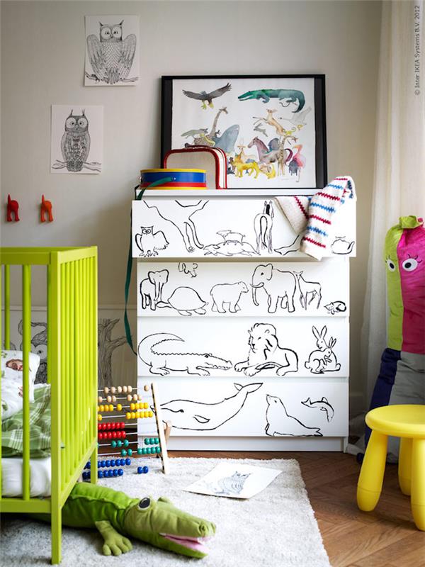 Vaikų kambario balta laikymo spintelė, baldų pertvarkymas, spalvinga gyvenamojo kambario apdaila su pertvarkymo baldais