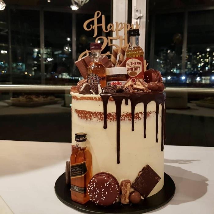 30. yaş günün kutlu olsun pastası, kolay doğum günü pastası fikri, güzel çikolata ve içecek pastası resmi