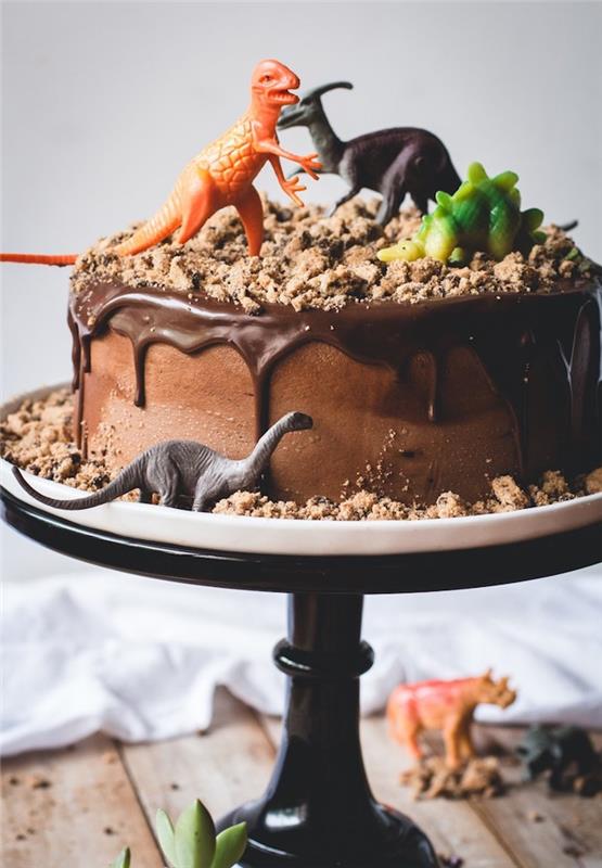 Šokoladinis ganache tortui Šokoladinis ganache gimtadienio torto vaikui, kuris mėgsta mielą dinozaurų dekoravimą