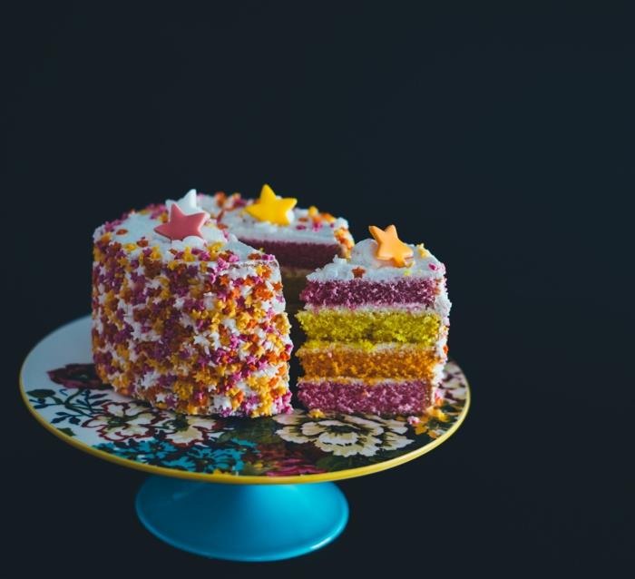 Suaugusiųjų gimtadienio šokoladinio pyrago atvaizdo gimtadienio tortas su spalvinga žvaigždžių puošmena