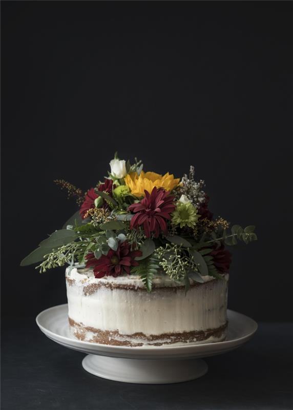 Gražiausi pyragaičiai suasmenina gimtadienio torto gėles, skirtas papuošti gėlininkų tortą
