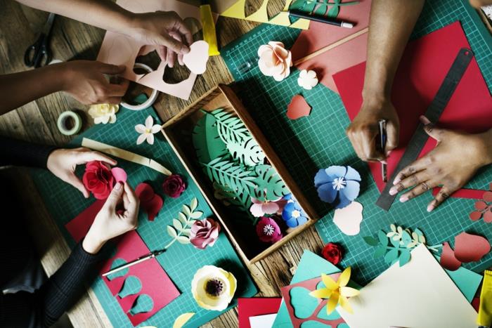„Pasidaryk pats“ žaidimų rankinė veikla, kaip būti kūrybinga, šauni gėlių koliažo idėja