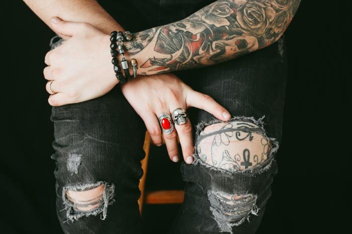 Spalvinga rankogalių tatuiruotė, kaukolė ir rožė, simbolinis piešinys ant odos, idėja pasidaryti tatuiruotę, kad pasidarytumėte rankovę