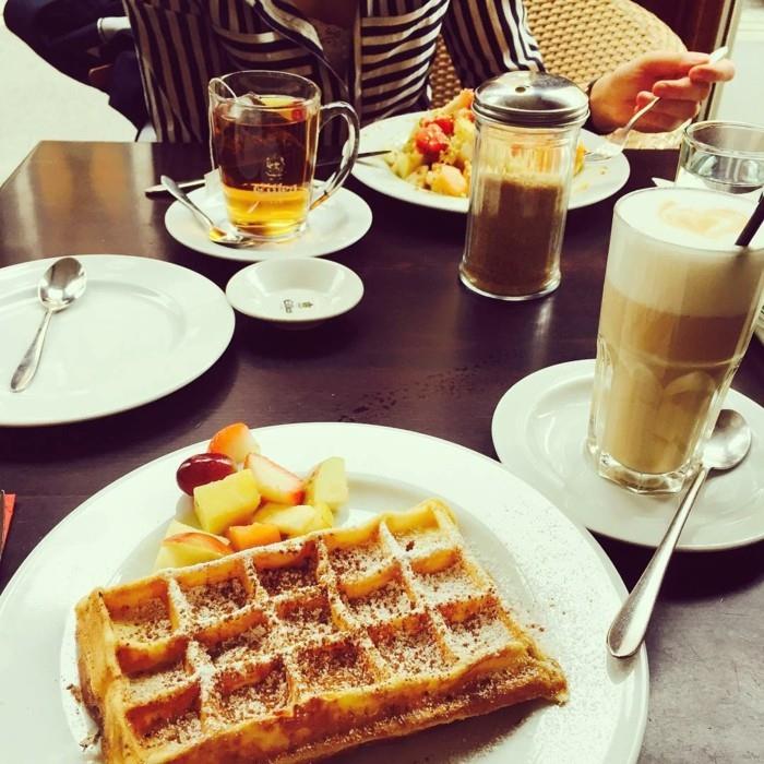 šauni idėja-kokį karštą gėrimą pasirinkti latte-macchiato-kava-pusryčiai-gofrette