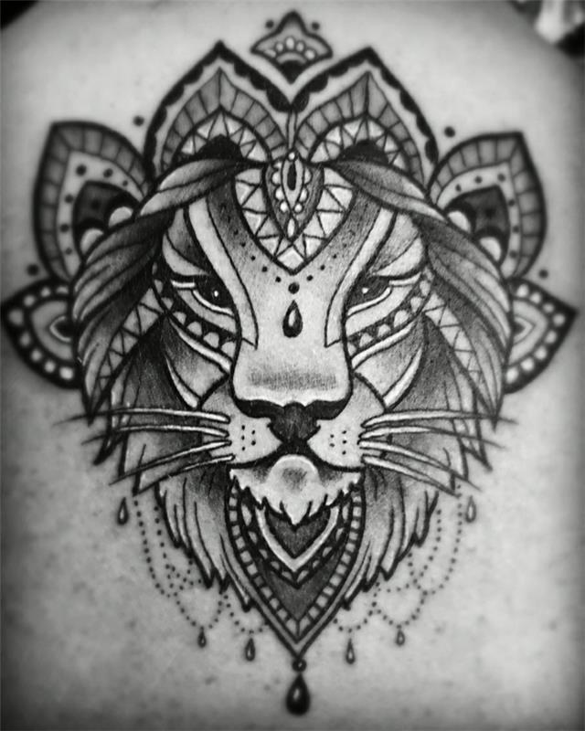 Aslan tasarımı mandala dövmesi aslan başı dövme örneği dövme çiçek aslan tribal