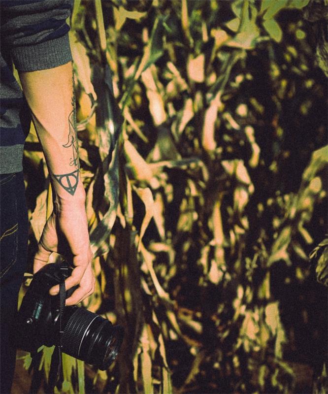 Simbolio stiprybė norvegų runos tatuiruotė pelėda tatuiruotė vyras su fotoaparatu