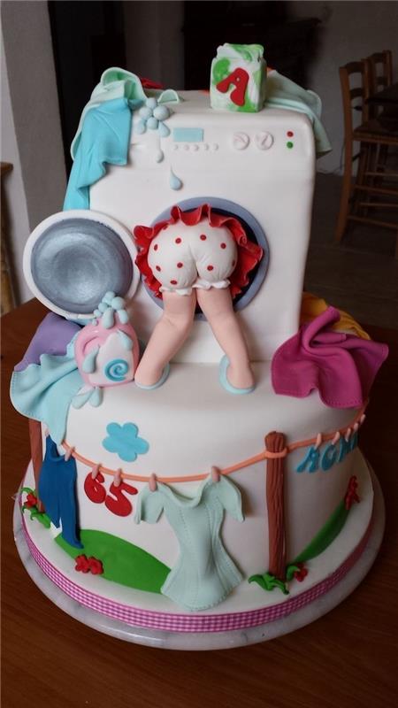 Şeker hamurunda gurme komik doğum günü pastası, bir çocuk için doğum günü pastası, akşam partisi, kadın heykelciği ve çamaşır makinesi