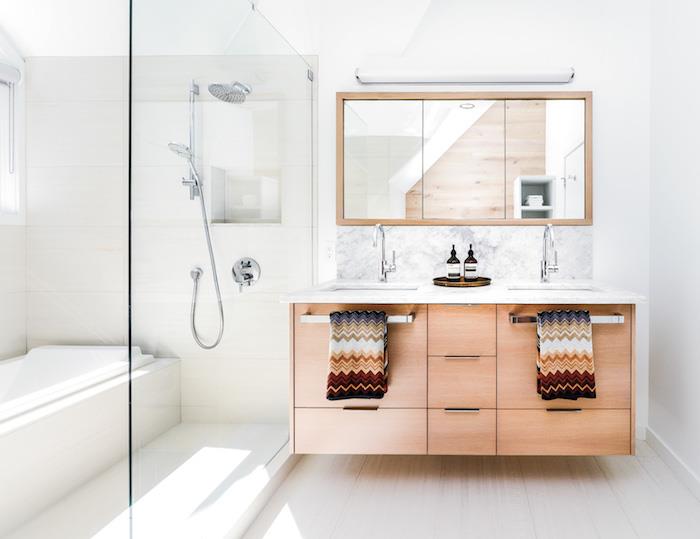 Ikea leseno belo kopalniško pohištvo in les, trendi 2019, tuš in umivalnik, perilo v indijskem vzorcu