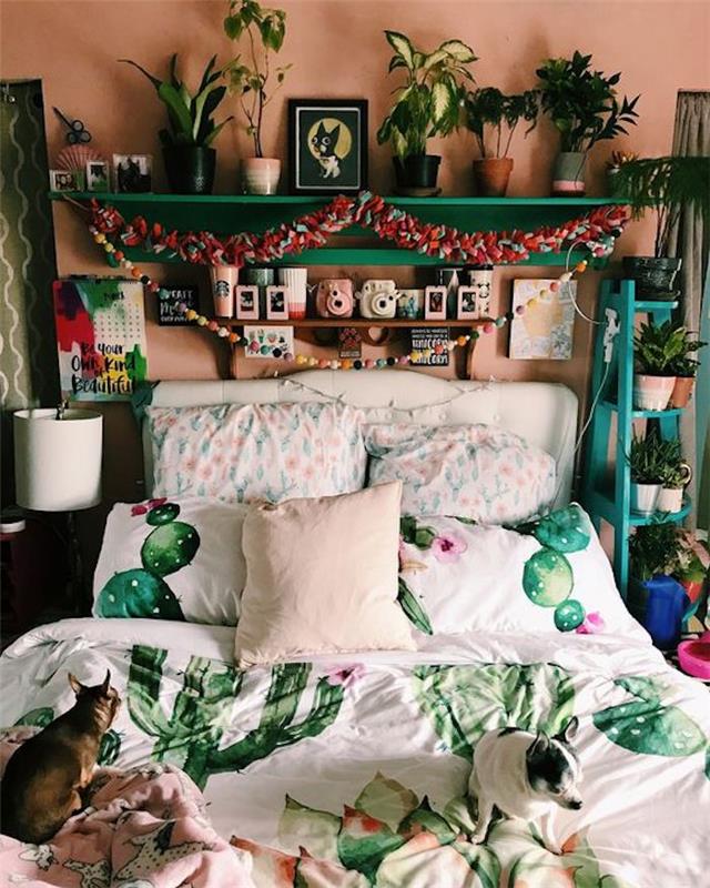 barvita najstniška spalnica, boemski dekor spalnice, roza in zelena spalnica, posteljnina s kaktusovim vzorcem, dva psa na postelji