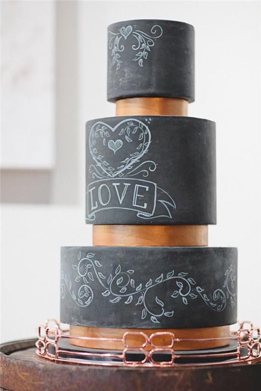 Originalus vestuvinis tortas iš juodo šiferio cukraus pasta su meilės ženklu, vestuvinis tortas vestuvinis tortas, originali hipsteriško vestuvinio torto idėja, geriausia idėja šokoladinis pyragas, padengtas juodu fondantu