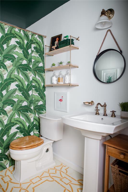 Yeşil muz yaprakları ile tropikal desenli banyo perdesi, ahşap ve metal raf, banyo duvarı, banyo duvarları nasıl dekore edilir