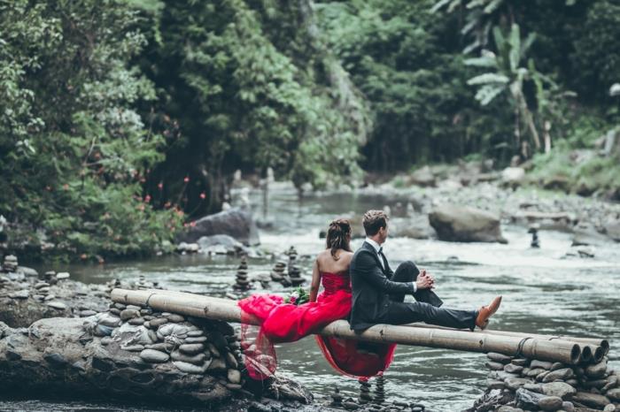 İyi giyimli çift, nehir kenarında bir ağaçta oturan erkek ve kadın, sevgililer günü resmi, aşık güzel çift