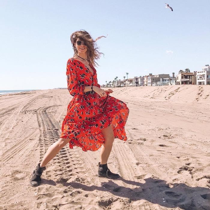Raudona ilga suknelė Long Beach, gėlių suknelė su kulkšnies batais, paplūdimio drabužiai, madingi moteriški akiniai nuo saulės,