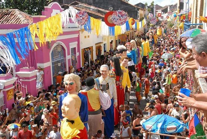 Meksika sokaklarında yürüyen büyük adam figürleri, karnaval maskesi, şık karnaval kılığı