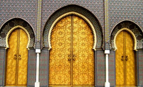 cool-door-decoration-in-yellow