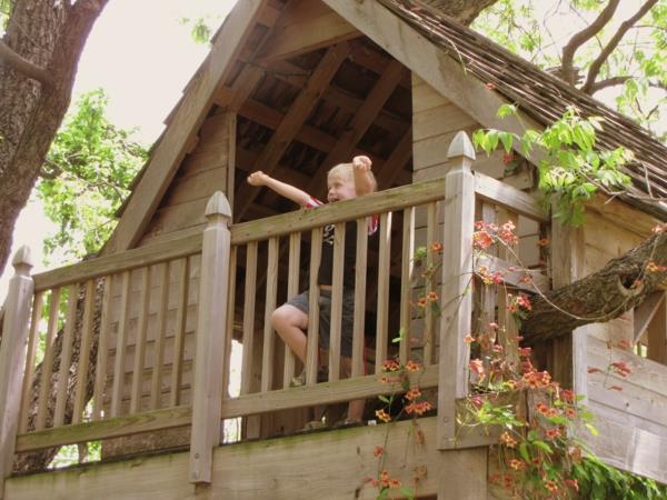 kul-terasa-in-majhna-hiša-v-zelenju-vrta-arhitektura-oblikovanje-za-otroke