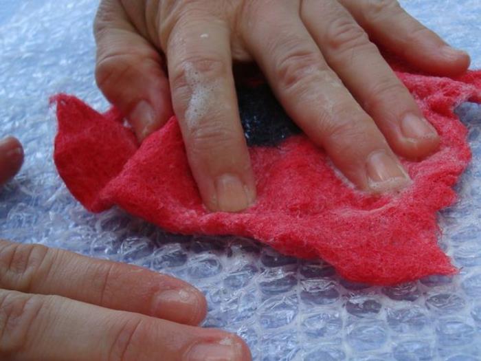 pasidarykite vilnones gėles muiluotu vandeniu, lengva plokščių formų kūrimo technika