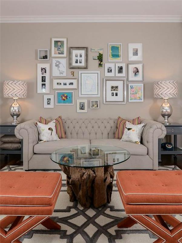 namizne svetilke s senčnikom, siv kavč, dva stolčka v barvi koral, miza za dnevno sobo iz stekla in naravnega lesa