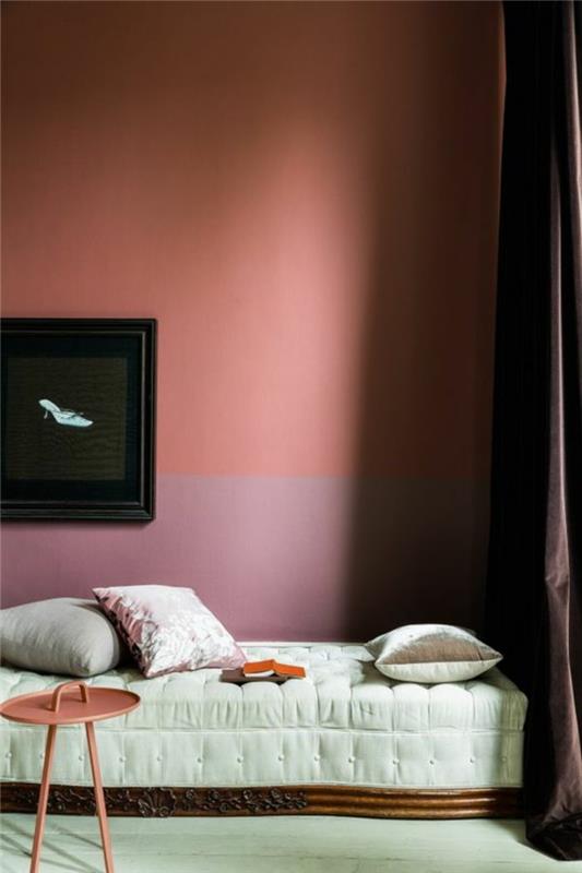 koralna barva, stena v vijolični in koralno roza barvi, majhna postelja, roza stolček, okrasne blazine