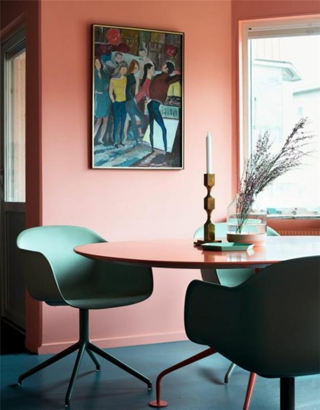 koralne barve, zeleni stoli, umetniška miza, stena v barvi korale, ovalna miza in stoli v barvi mete