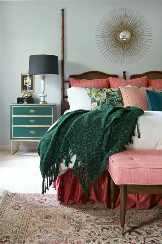 koralna barva, modra stena, vintage posteljna postelja, senčnik, sončno ogledalo, roza raztegljiv kavč