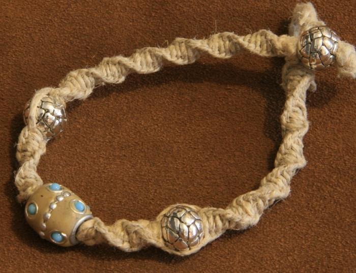 zvit ploski vozel za izvirni kos nakita, model zapestnice iz vrvi makrame s srebrnimi okraski