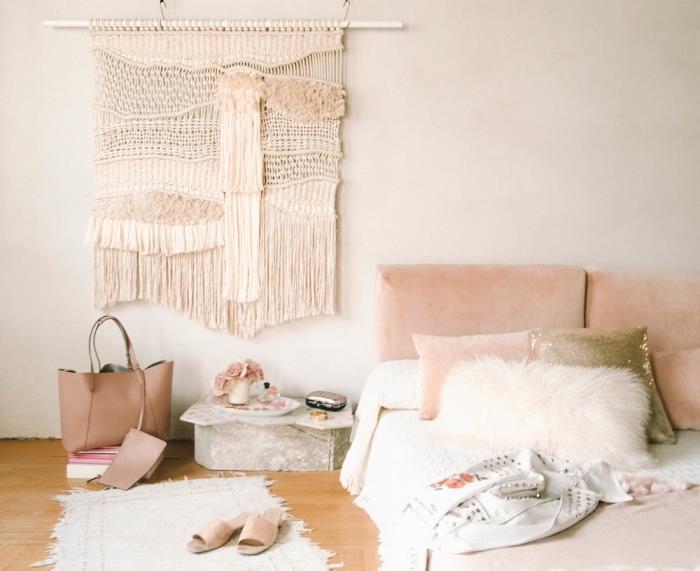primer dekorja dekliške spalnice v pastelnih barvah z obrobno preprogo in visečo steno iz makrameja