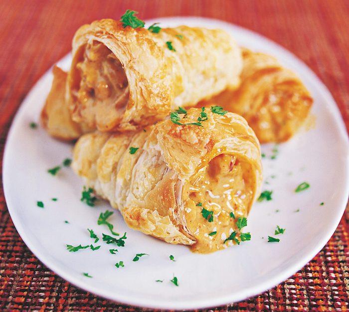 Bir tabakta kremalı soslu tavuklu puf böreği, hızlı ve kolay puf böreği tarifi
