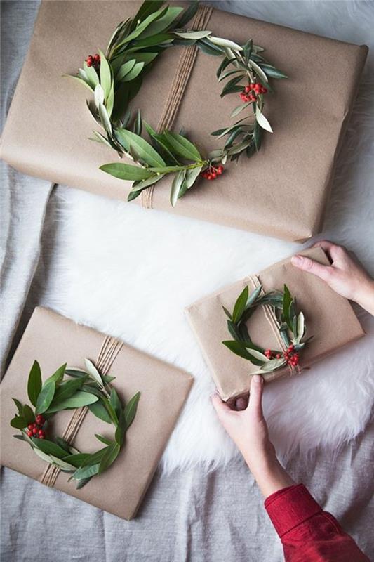 Regali natale fai da te amiche, pacchi regali, decorazione con corona di foglie