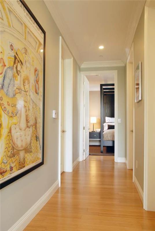 corridoio-stile-classico-pavimento-legno-chiaro-pareti-bianche-dipinto-grande-cornice-illuminazione-faretti-led-soffitto