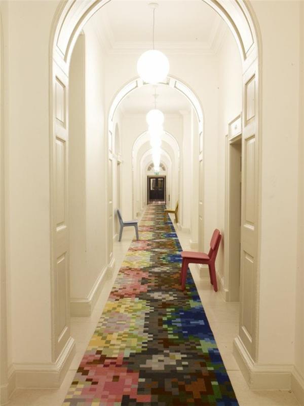 corridoio-stretchto-lungo-pavimento-tappeto-colorato-sedie-plastica-porte-soffitto-arca-lampadari-sospensione