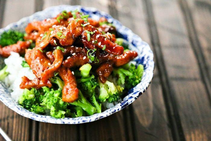 Piatto di broccoli con carne, carne di maiale e riso bianco, cosa cucino stasera