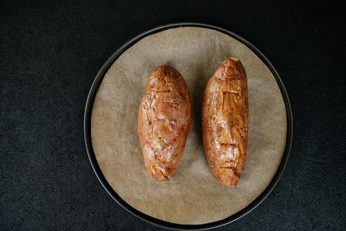 Cena sfiziosa e veloce per amici, teglia ricoperta con carta da forno, cotto cotte al forno