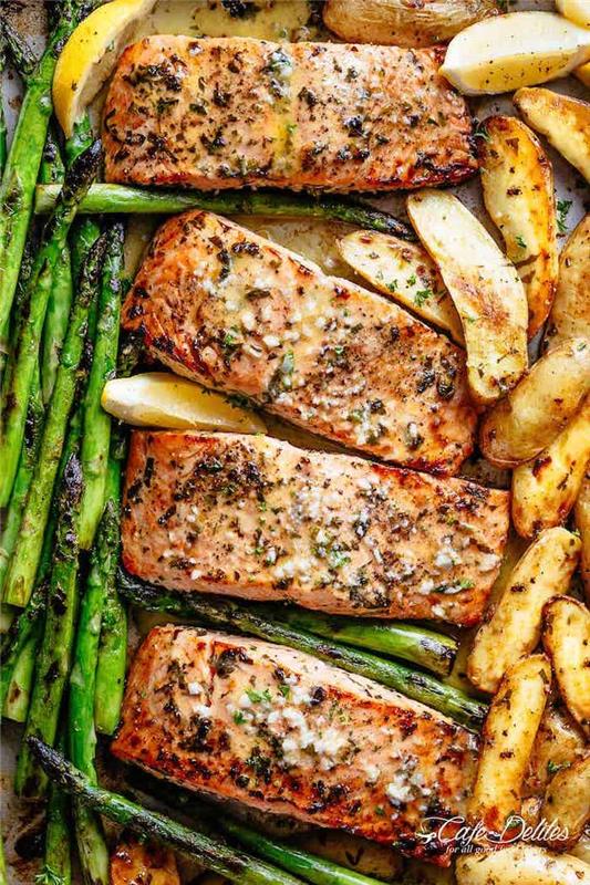 Filetti di salmone con patate al forno, salmone con asparagi, cena sfiziosa e veloce per amici
